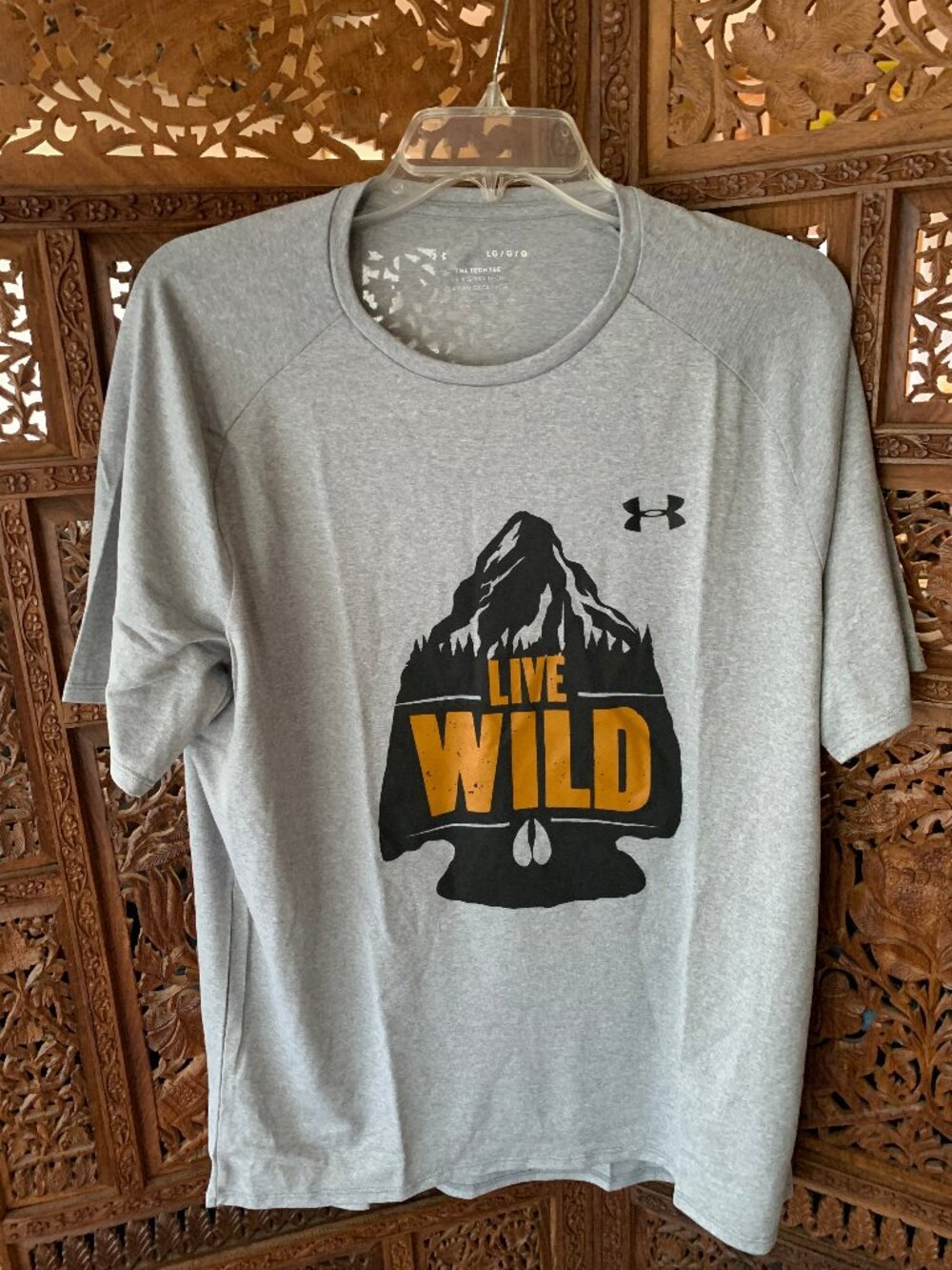 NWOT Under Armour Live Wild logo ss tee